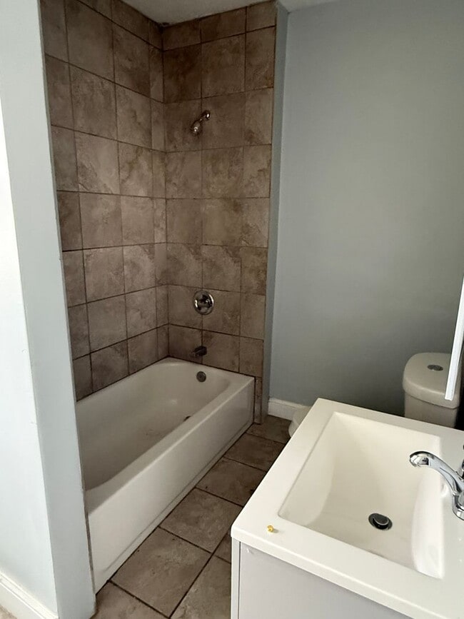 Building Photo - 4bd Single Section 8