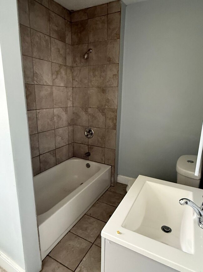 Foto del edificio - 4bd Single Section 8