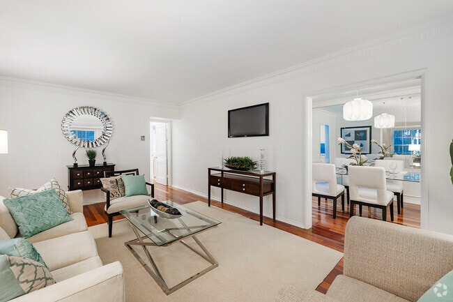 1BR, 1BA - 775SF - Living Room - 342 N Oakhurst Dr