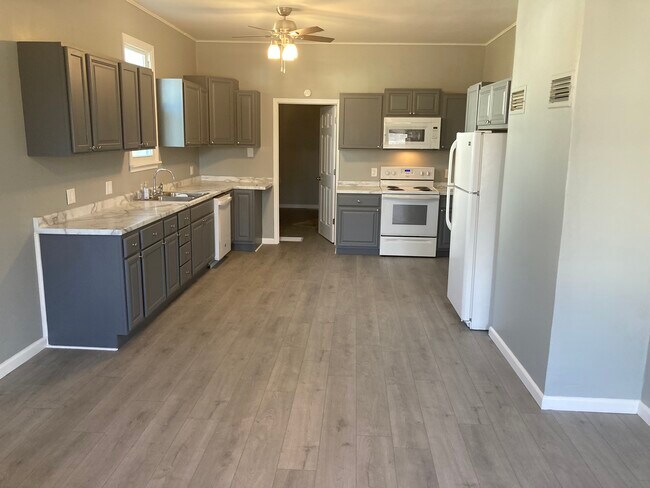 434-434 East Dr, Marissa, IL 62257 - Room for Rent in Marissa, IL