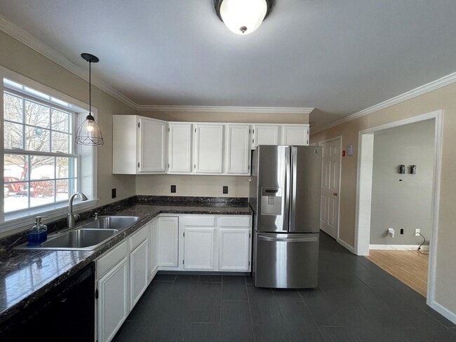 Building Photo - 3-4 Bedroom home in White River Junction