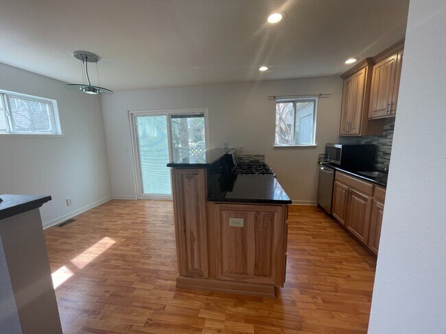 Building Photo - 3BD/2.5BA Townhouse w/ Covered Parking & B...