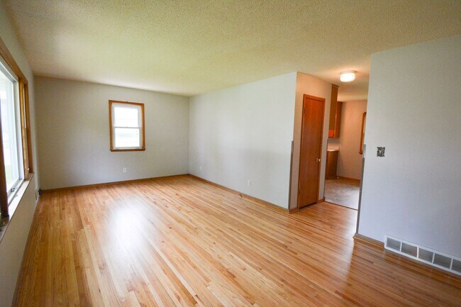 Foto del edificio - Charming 2-Bedroom Home with Natural Light...