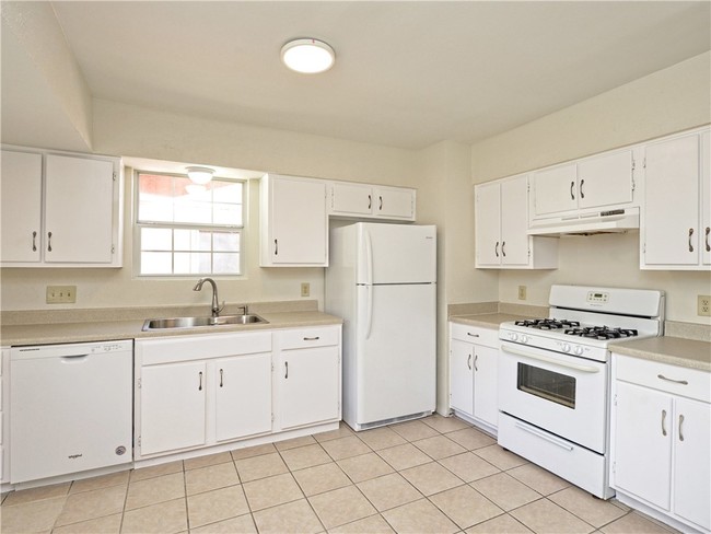Building Photo - 6202 Woodhue Dr