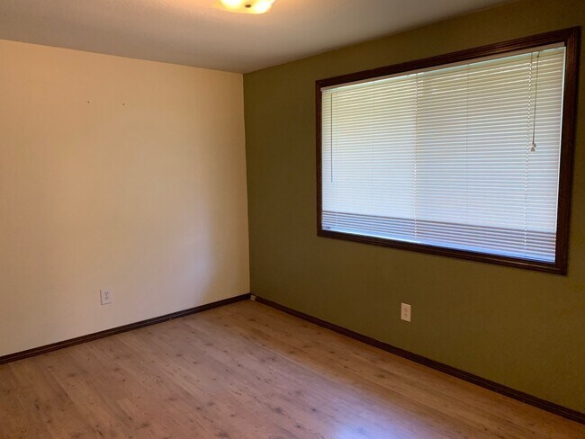 Building Photo - 3 Bed, 2 Bath Home Near Lyle High School