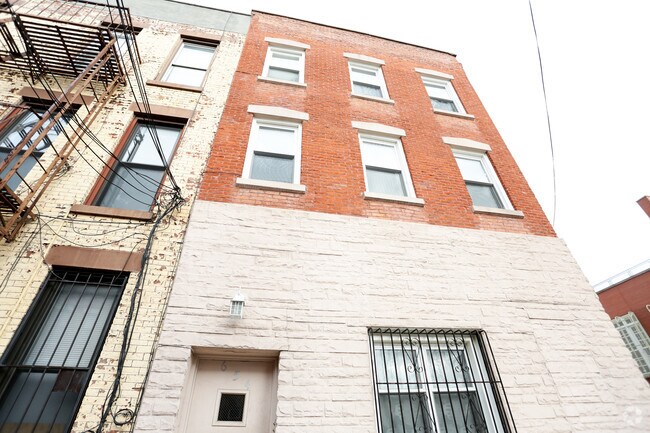 Building Photo - 654 Henry St