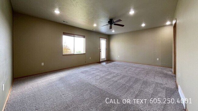 Building Photo - 2 Bedroom 1.5 Bathroom Townhome w/ a Singl...