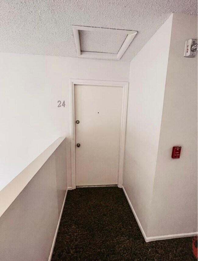 Foto del edificio - Pet Friendly 2 Bedroom/ 1 bath Westside Location With Balcony!
