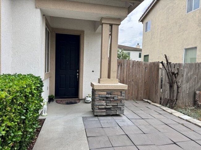 Building Photo - Three Bedroom Sycamore Ranch