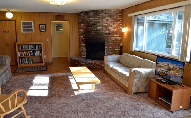 Building Photo - Quiet 3Bd home avail. for a 3-6 month seas...
