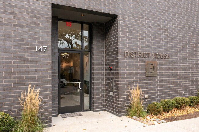 Entrada - District House