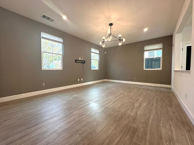 Foto del edificio - Beautifully Upgraded Home with Downstairs Bedroom & Open Floor Plan