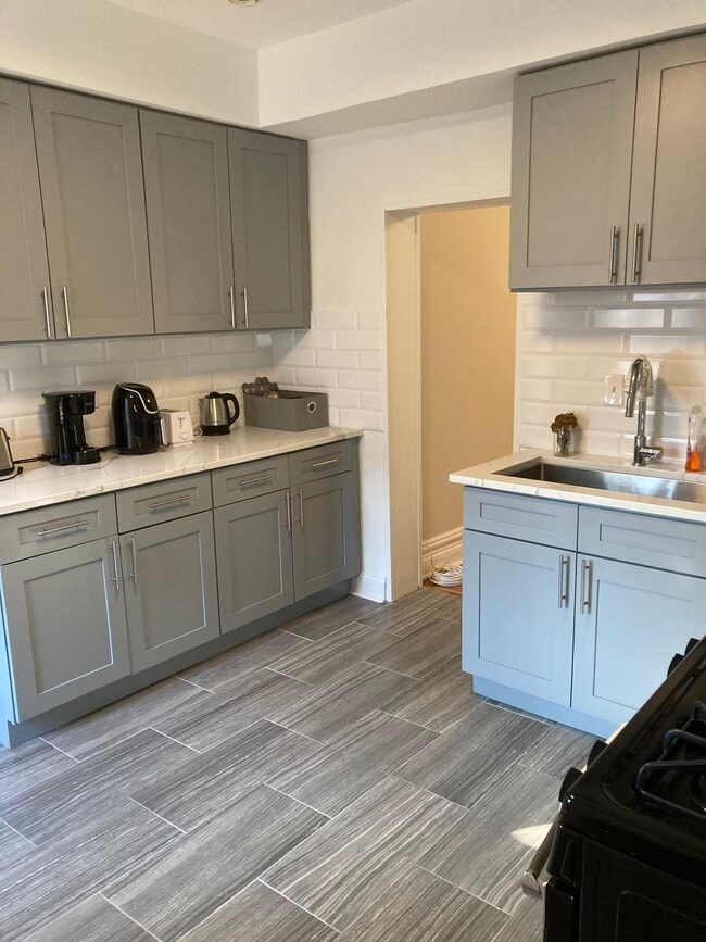 Building Photo - 1110 Garnett Plz