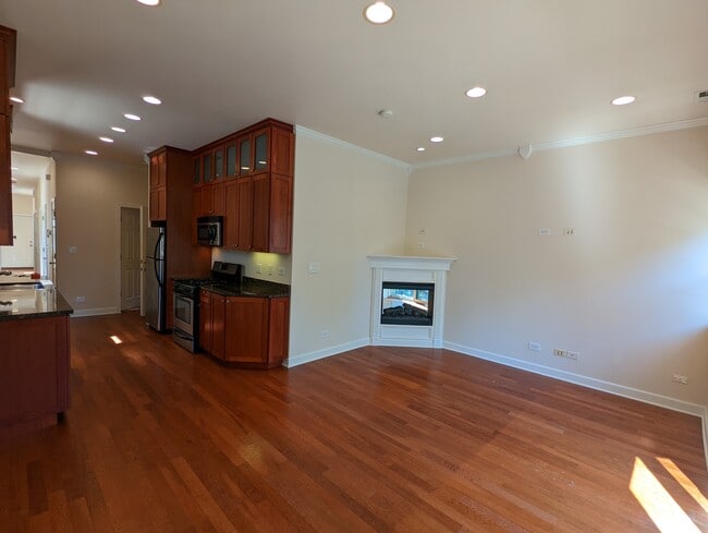 Building Photo - 2844 N Hamlin Ave