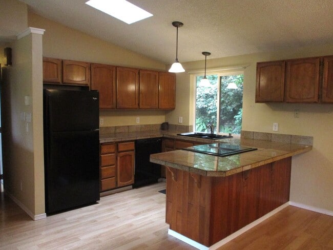 Building Photo - Split Level 3 Bedroom 2.25 Bath on Peacock...