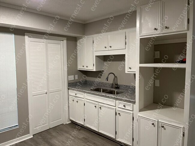 Building Photo - 921 Pine Lake Dr
