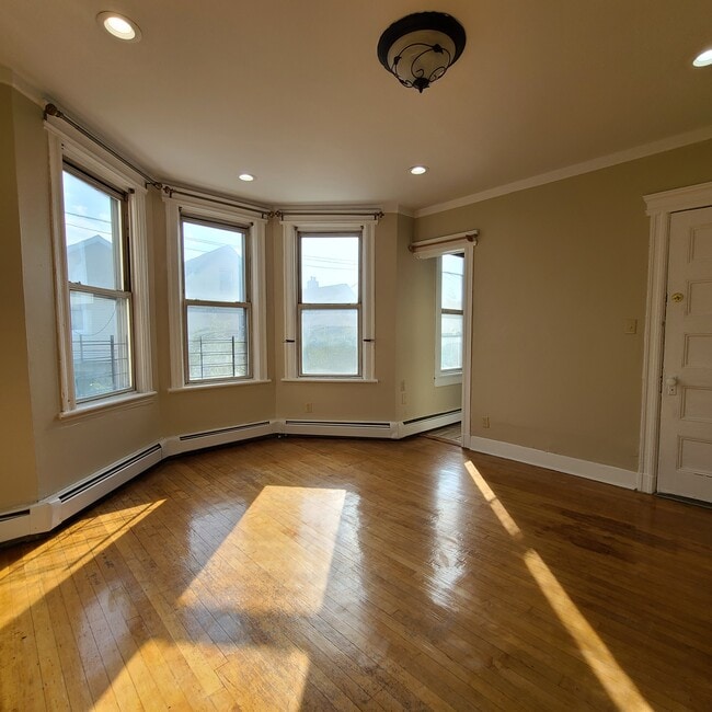 Building Photo - 616 36th St