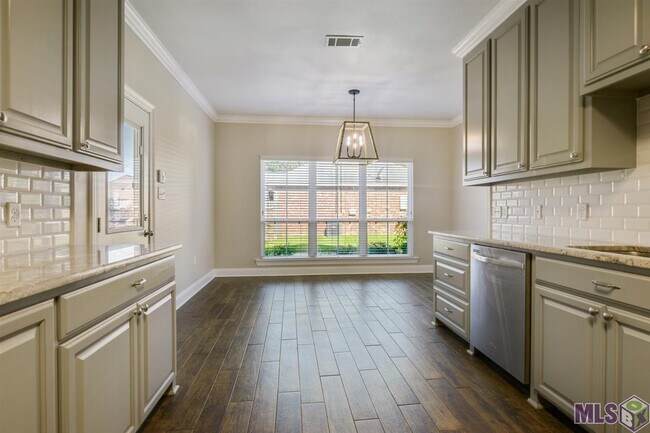 Foto del edificio - 7668 Elmwood Dr