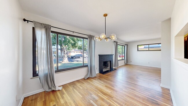 Building Photo - Spacious 3 bed/1 bath w/W/D and 2 car garage