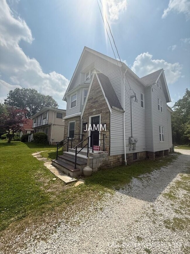 Building Photo - 1588 S Green Rd