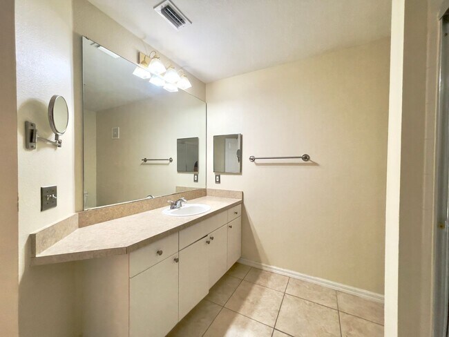 Foto del edificio - Ground-Floor 2/2 Condo—Walk to Dining & Shops