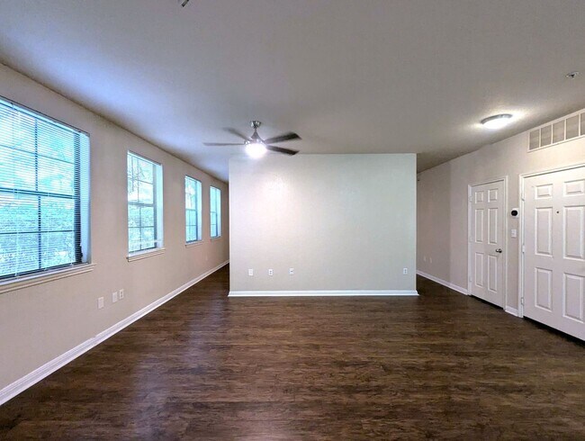 Foto del edificio - Huge Studio Unit 785 square feet! Updated,...