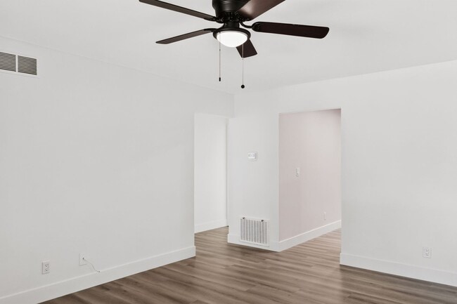 Foto del edificio - Fully Renovated 2 Bed, 2 Bath Home with Central A/C, Detached Garage & Brand-New Appliances.