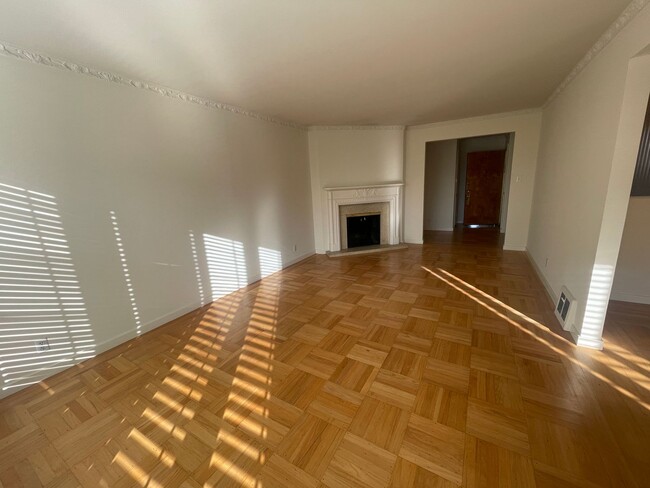 Foto del edificio - Top Floor 3 Bedroom Flat Available Now - R...