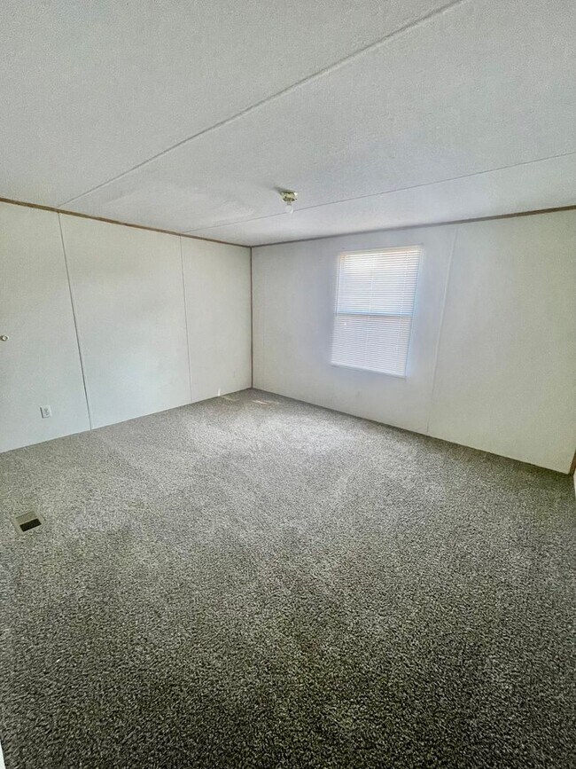 Foto del edificio - Welcome to this charming 2-bedroom, 2-bath...