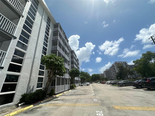 Foto del edificio - 16950 W Dixie Hwy