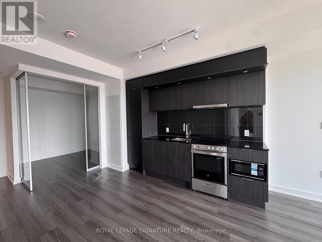 Building Photo - 448 Burnhamthorpe Rd W