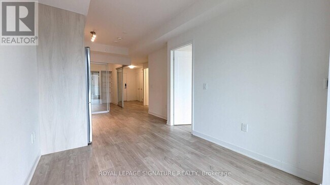 Photo du bâtiment - 121 Lower Sherbourne St