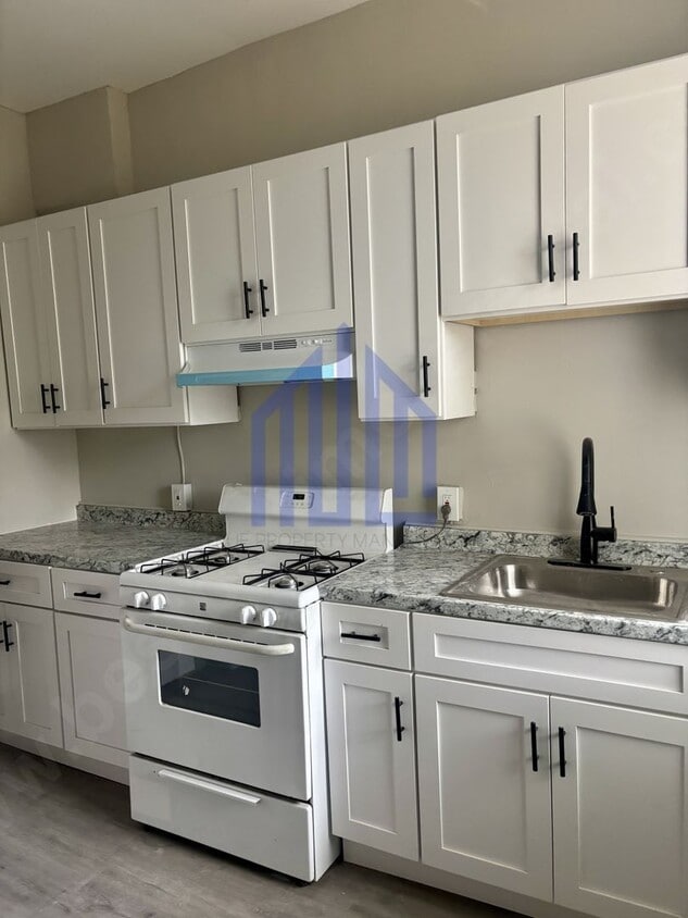 Foto principal - Coming Soon!!!!!! Spacious 4 Bedroom in West Baltimore