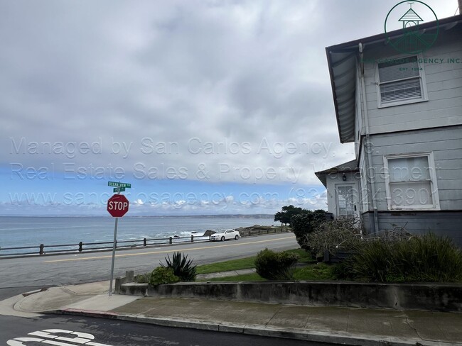 Foto del edificio - Two Bedroom Pacific Grove Penthouse Unit w...