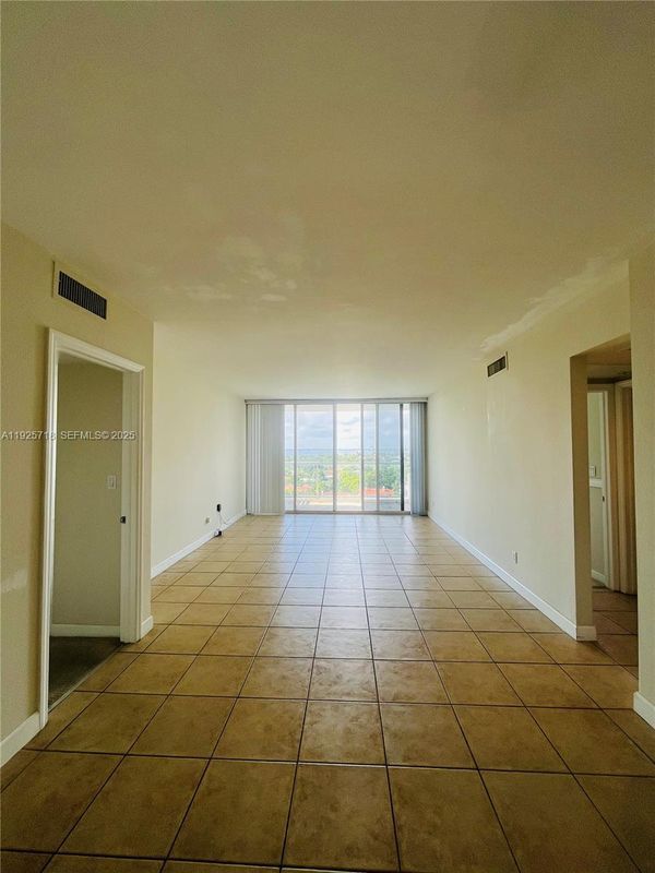 Foto del edificio - 5600 Collins Ave