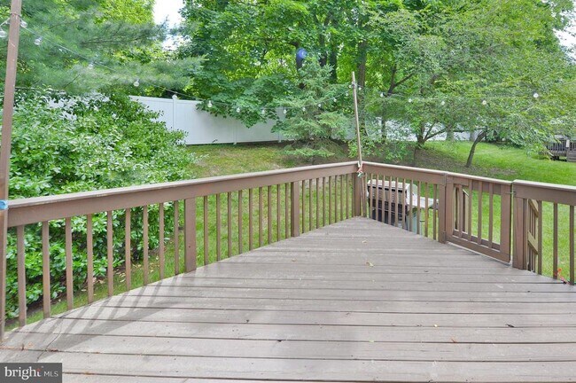 Building Photo - 200 Rolling Hill Dr