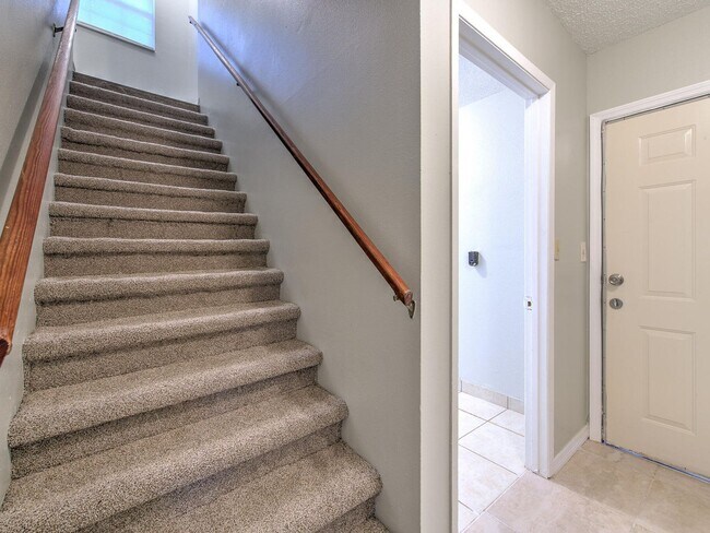 Foto del edificio - Very nice large 5 bedroom/3 bathroom home ...