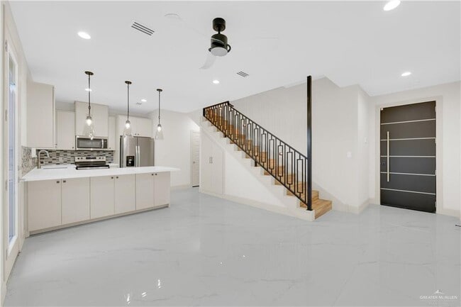 Building Photo - 18 Canary Ave