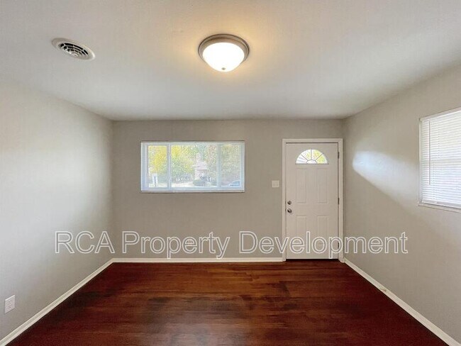 Building Photo - 409 S Gray St