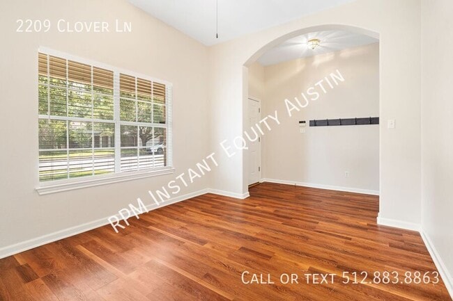 Foto del edificio - 2209 Clover Ln