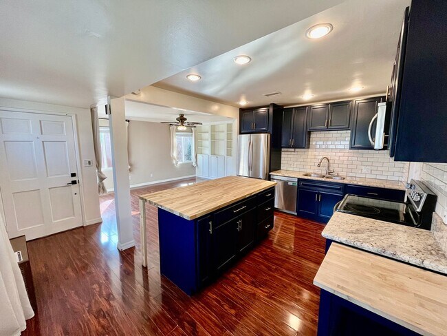 Building Photo - Beautifully Updated 2B 1BA in Redwood Vill...
