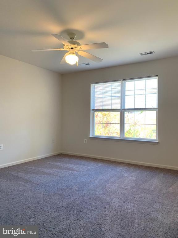 Foto del edificio - 211 Merrill Ct