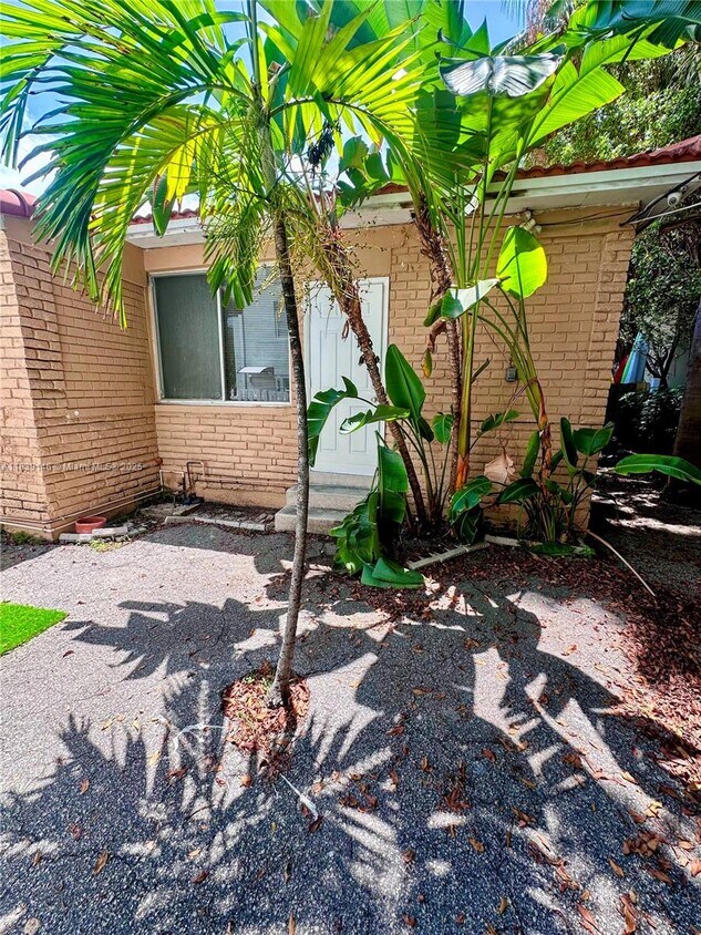 Foto principal - 9065 Harding Ave