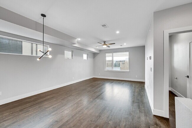 Foto del edificio - $2,595.00 - 2 Bedrooms, 2.2 Bathrooms, Townhouse in Denver with Roof deck!