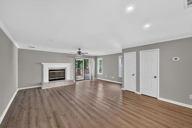 Building Photo - 138 Springstead Ct SW