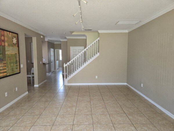 Building Photo - 1250 Clove Dr
