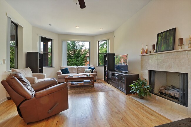 Building Photo - 2151 W Evergreen Ave