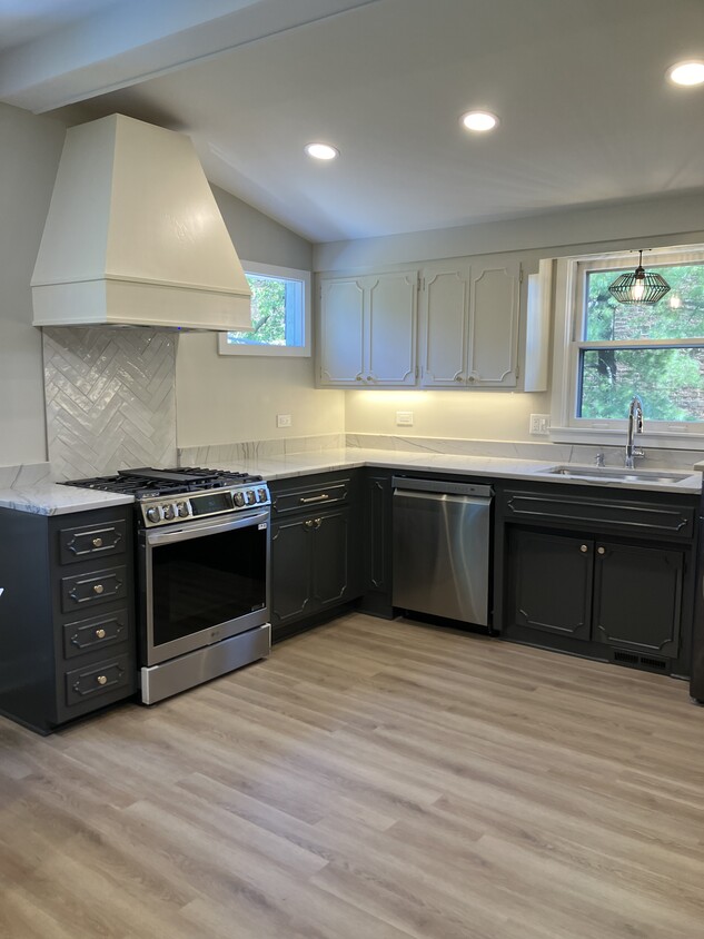 Designer Kitchen - 633 Glenview Ave