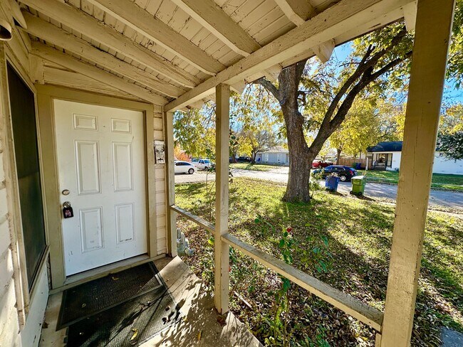 Building Photo - 1517/1519 Maple Drive