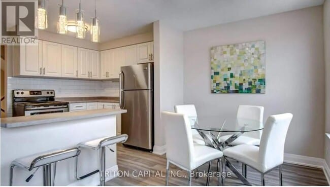 Photo du bâtiment - 145 Elinor Ave